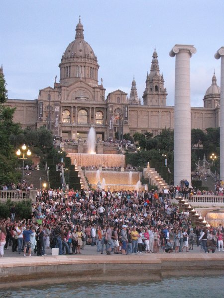 drukte bij museu nacional.jpg - En we zijn niet alleen. Honderden mensen hebben zich verzameld bij het Museu nacional om dit schouwspel te zien.